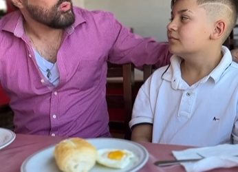 L2304005 Criança malcriada joga fora sua comida seu pai parte 2