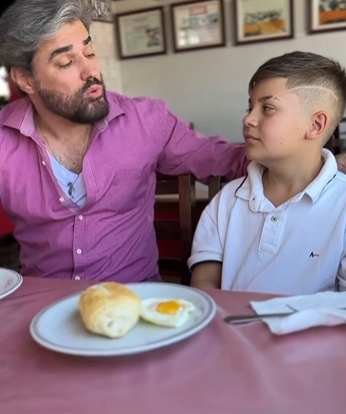 L2304005 Criança malcriada joga fora sua comida seu pai parte 2
